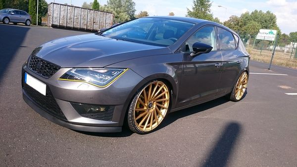 Seat mit Alufelgen – Bild 1