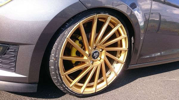 Seat mit Alufelgen – Bild 2
