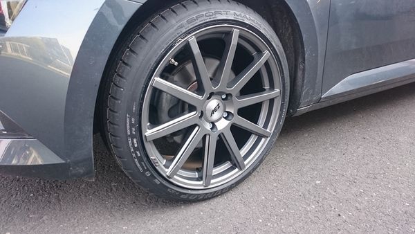 Skoda mit Alufelgen – Bild 8
