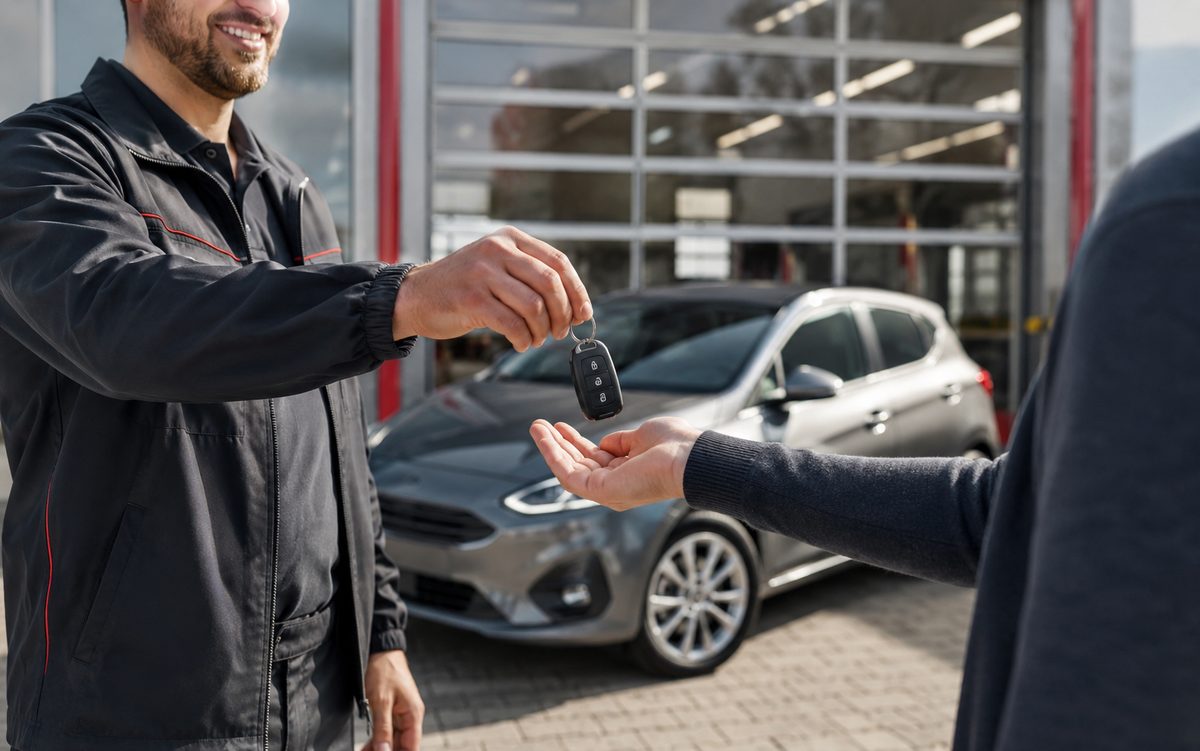 Schlüsselübergabe des Werkstattersatzfahrzeugs bei Reifen Petschak
