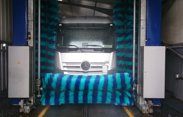 Lkw-Waschanlage mit 3-Bürsten-Technik von Washtec