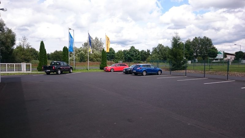 Parkplatz und Außengelände von Reifen Petschak