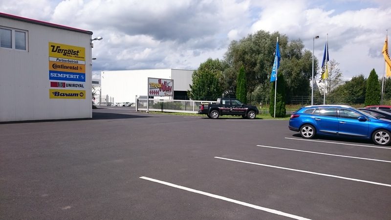 Außengelände mit Firmenfahrzeug und Markenpartnern